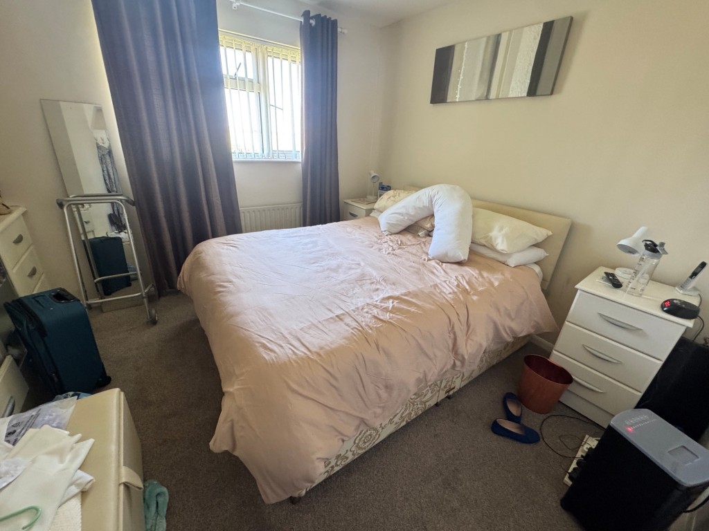 Lot: 137 - THREE-BEDROOM SEMI-DETACHED HOUSE - RESIDENTIAL INVESTMENT - Bedroom 2